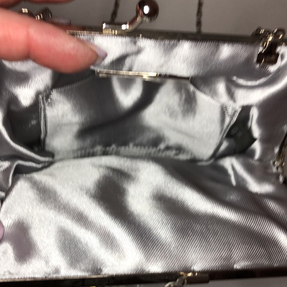 Preston & York Sequin Silver Shell Shaped Evening Clutch with Chain Strap - Picture 4 of 8